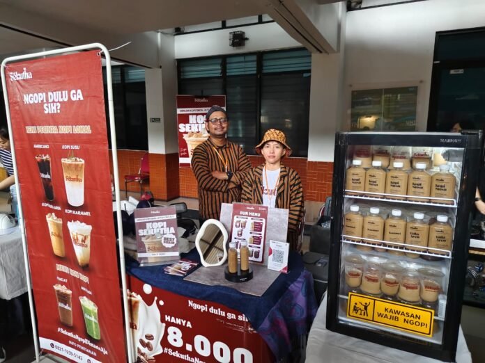 KOPI SEKUTHA HADIR DI UNNOFEST UBAYA 202, BARISTA BERBUSANA ADAT JAWA ANGKAT CITRA BUDAYA DALAM SECANGKIR KOPI