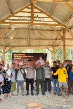 Polisi dan Warga Bersinergi Cegah Karhutla di Kawasan Hutan Panceng